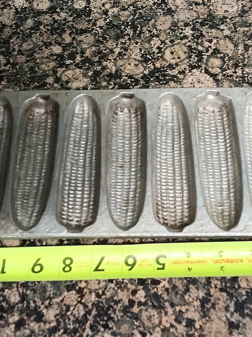 Cast Aluminum Corn-Shaped Baking Mold - Gray